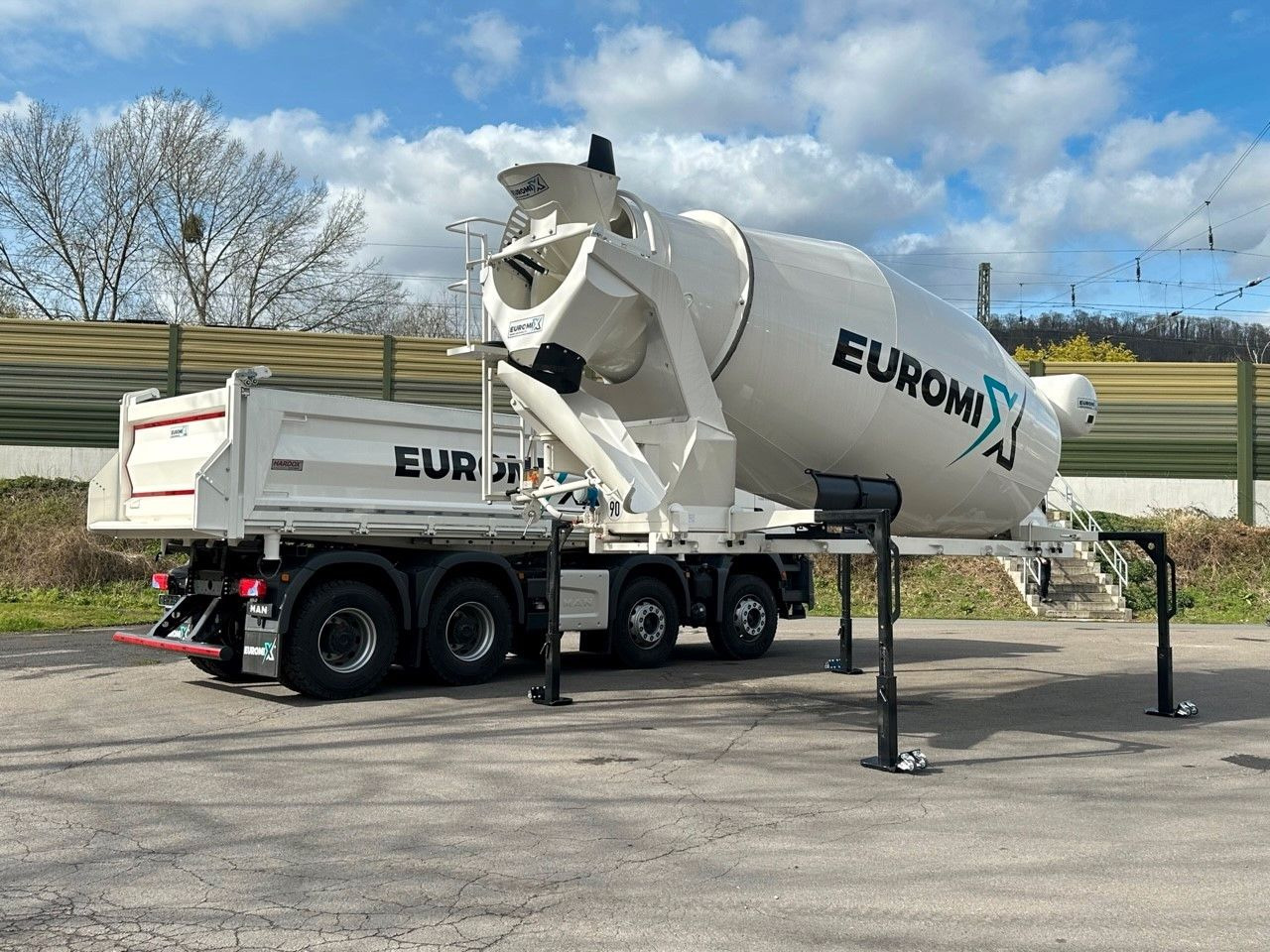 Volvo FMX 460 8x4 / WECHSELSYSTEM KIPPER+MISCHER Volvo FMX 460 8x4 / WECHSELSYSTEM KIPPER+MISCHER - Camião betoneira: foto 1 Volvo FMX 460 8x4 / WECHSELSYSTEM KIPPER+MISCHER Volvo FMX 460 8x4 / WECHSELSYSTEM KIPPER+MISCHER - Camião betoneira: foto 1