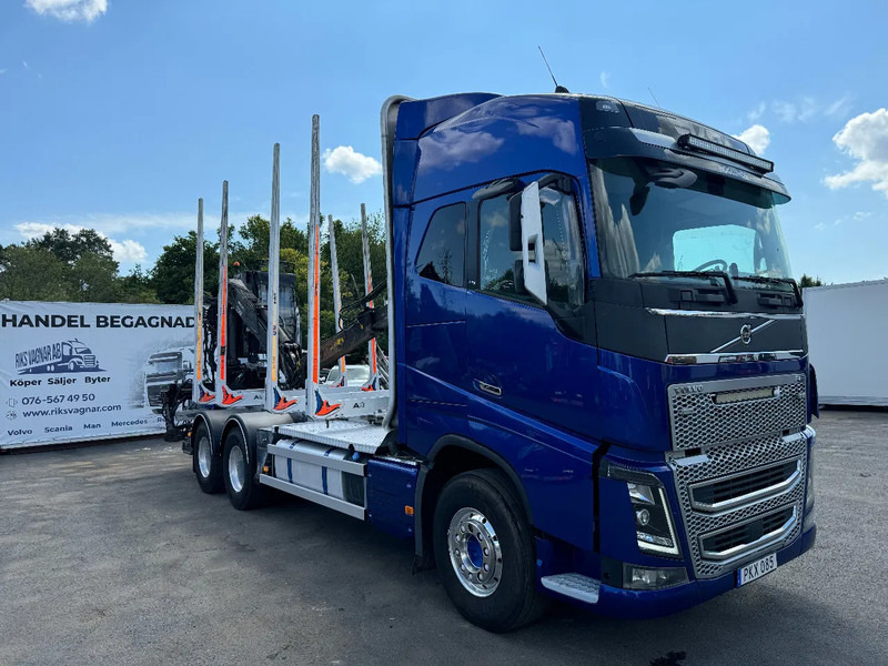 Volvo FH 6x4, Timber-truck + Jonsered 1080, 2017 - Camião de transporte de madeira, Camião grua: foto 1 Volvo FH 6x4, Timber-truck + Jonsered 1080, 2017 - Camião de transporte de madeira, Camião grua: foto 1