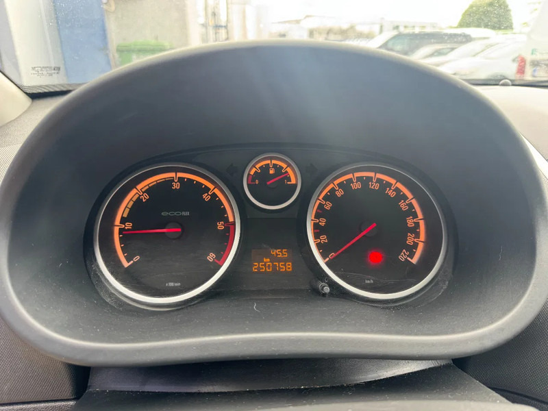 Sedan Opel Corsa **EURO4-AIRCO**: foto 12