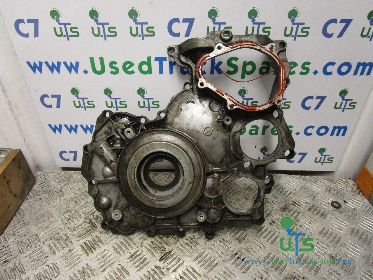 ISUZU NKR (4JJ1) OUTER TIMING COVER - Motor e peças para Camião: foto 2 ISUZU NKR (4JJ1) OUTER TIMING COVER - Motor e peças para Camião: foto 2
