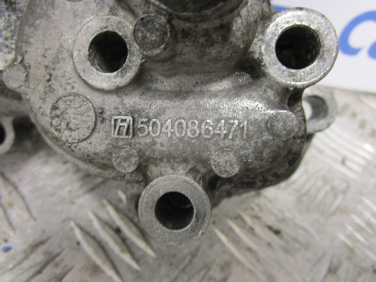 IVECO DAILY 3.0 OIL FILTER HOUSING P/NO 504086471 504086470 - Motor e peças para Camião: foto 2 IVECO DAILY 3.0 OIL FILTER HOUSING P/NO 504086471 504086470 - Motor e peças para Camião: foto 2