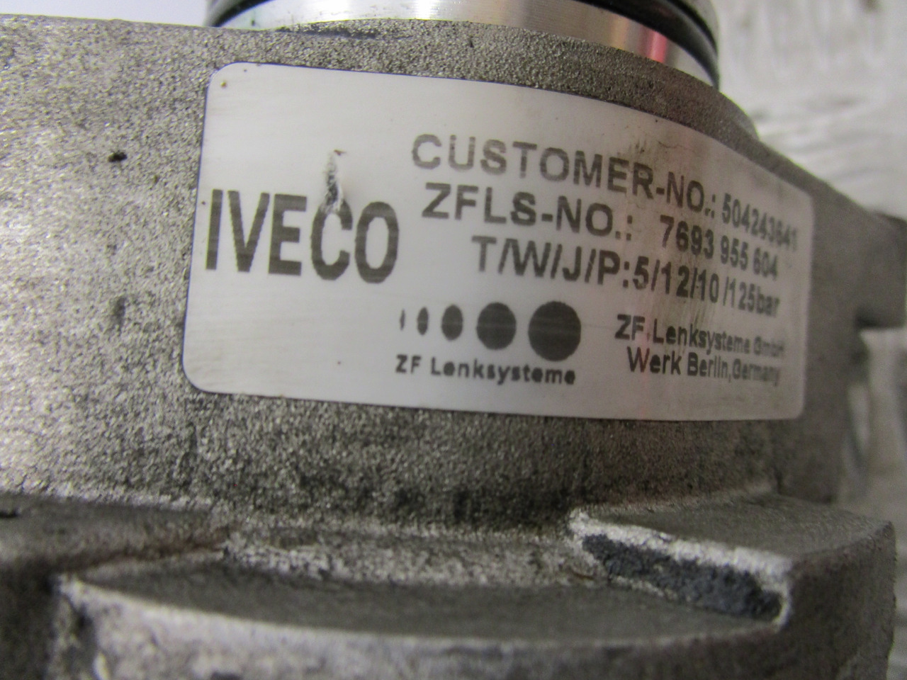 IVECO DAILY 3.0 POWER STEERING PUMP & DRIVE P/NO 7693955604 - Direcção para Camião: foto 2 IVECO DAILY 3.0 POWER STEERING PUMP & DRIVE P/NO 7693955604 - Direcção para Camião: foto 2