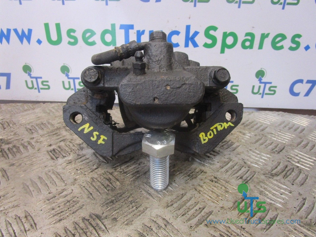 MITSUBISHI CANTER 35C NSF BOTTOM BRAKE CALIPER TYPE FSX14C - Peças de freio para Camião: foto 1 MITSUBISHI CANTER 35C NSF BOTTOM BRAKE CALIPER TYPE FSX14C - Peças de freio para Camião: foto 1