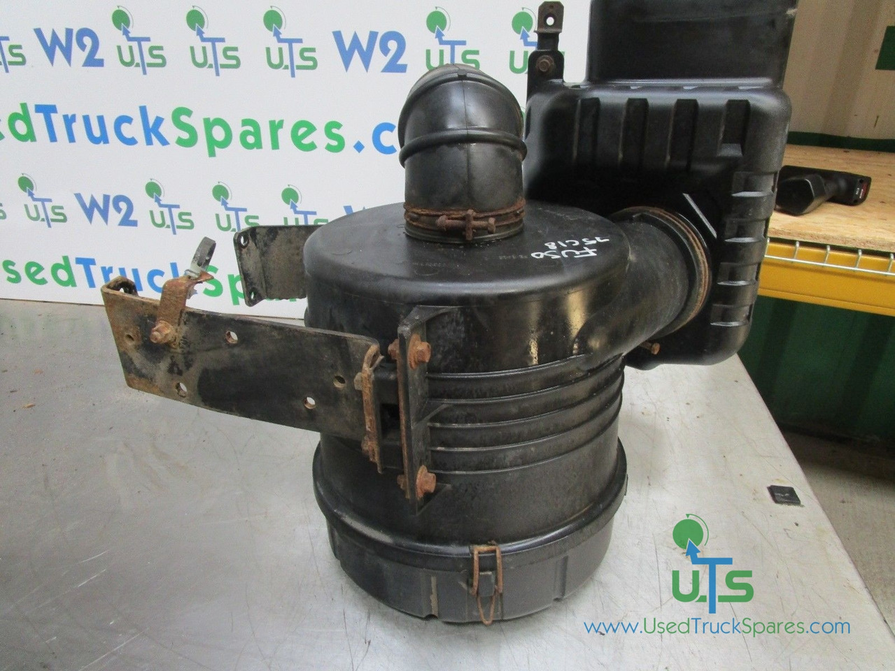 MITSUBISHI CANTER 75C AIR FILTER HOUSING - Motor e peças para Camião: foto 1 MITSUBISHI CANTER 75C AIR FILTER HOUSING - Motor e peças para Camião: foto 1