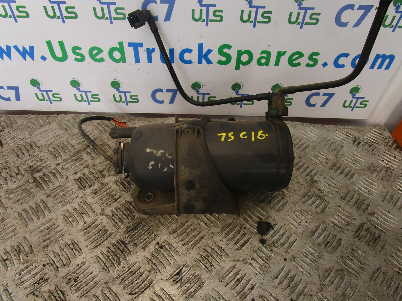 MITSUBISHI FUSO 75C15 / 18 FUEL FILTER HOUSING - Motor e peças para Camião: foto 1 MITSUBISHI FUSO 75C15 / 18 FUEL FILTER HOUSING - Motor e peças para Camião: foto 1