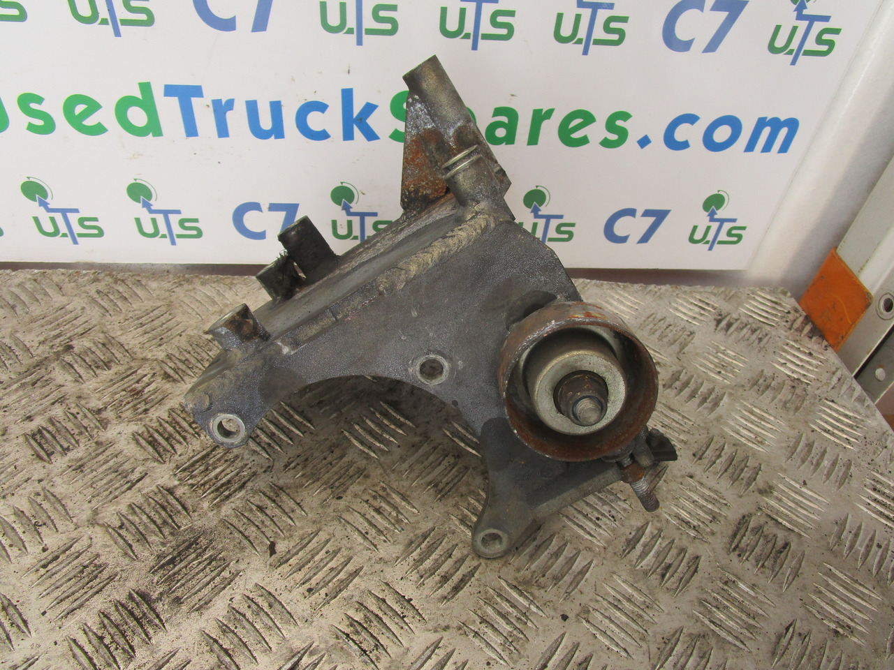 MITSUBISHI FUSO ALTERNATOR BRACKET P/NO 86-61317 - Motor e peças para Camião: foto 2 MITSUBISHI FUSO ALTERNATOR BRACKET P/NO 86-61317 - Motor e peças para Camião: foto 2