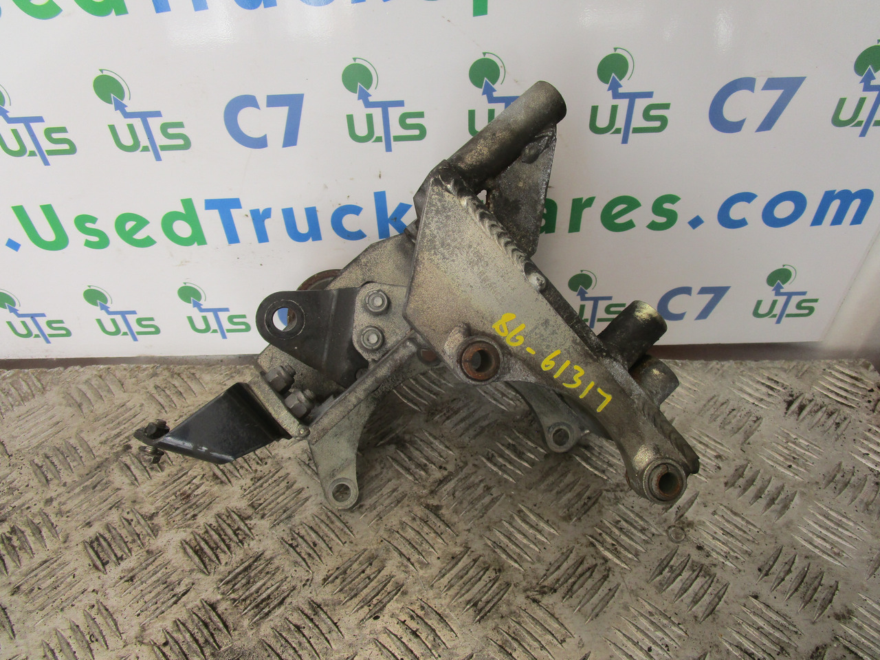 MITSUBISHI FUSO ALTERNATOR BRACKET P/NO 86-61317 - Motor e peças para Camião: foto 1 MITSUBISHI FUSO ALTERNATOR BRACKET P/NO 86-61317 - Motor e peças para Camião: foto 1