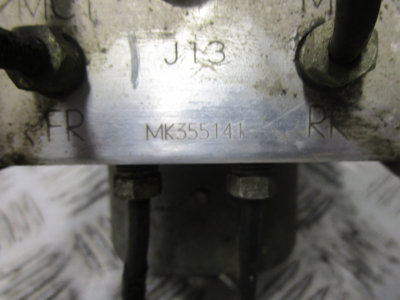 MITSUBISHI FUSO / CANTER ABS PUMP P/NO MK355141 - Peças de freio para Camião: foto 2 MITSUBISHI FUSO / CANTER ABS PUMP P/NO MK355141 - Peças de freio para Camião: foto 2