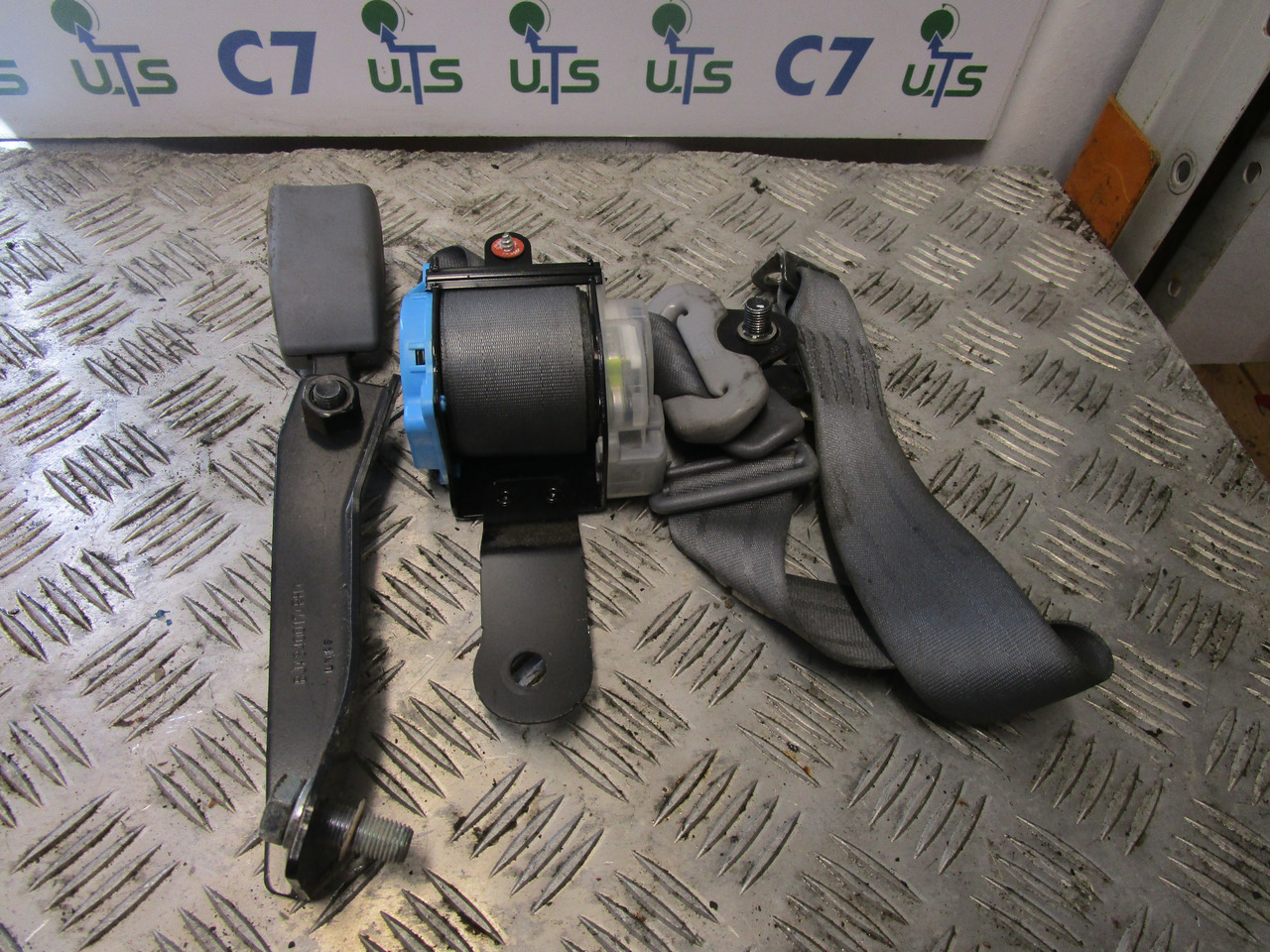 MITSUBISHI FUSO DRIVERS SIDE SEAT BELT - Cabine e interior para Camião: foto 1 MITSUBISHI FUSO DRIVERS SIDE SEAT BELT - Cabine e interior para Camião: foto 1