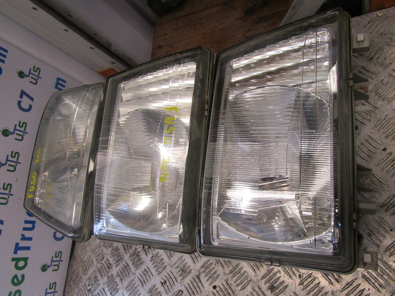 MITSUBISHI FUSO HEADLIGHT - Cabine e interior para Camião: foto 1 MITSUBISHI FUSO HEADLIGHT - Cabine e interior para Camião: foto 1