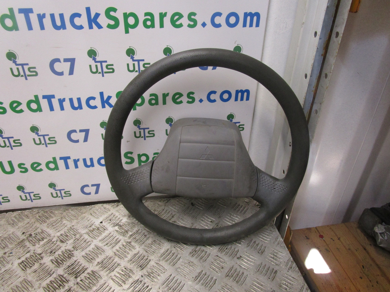 MITSUBISHI FUSO STEERING WHEEL - Direcção para Camião: foto 1 MITSUBISHI FUSO STEERING WHEEL - Direcção para Camião: foto 1