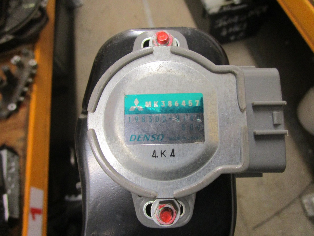 MITSUBISHI FUSO THROTTLE PEDAL UNIT COMPLETE INCLUDING SENSOR MK386457 - Cabine e interior para Camião: foto 2 MITSUBISHI FUSO THROTTLE PEDAL UNIT COMPLETE INCLUDING SENSOR MK386457 - Cabine e interior para Camião: foto 2