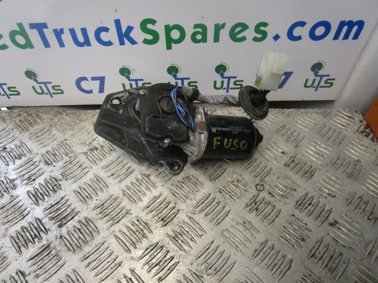 MITSUBISHI FUSO WIPER MOTOR P/NO MK404175 - Cabine e interior para Camião: foto 1 MITSUBISHI FUSO WIPER MOTOR P/NO MK404175 - Cabine e interior para Camião: foto 1