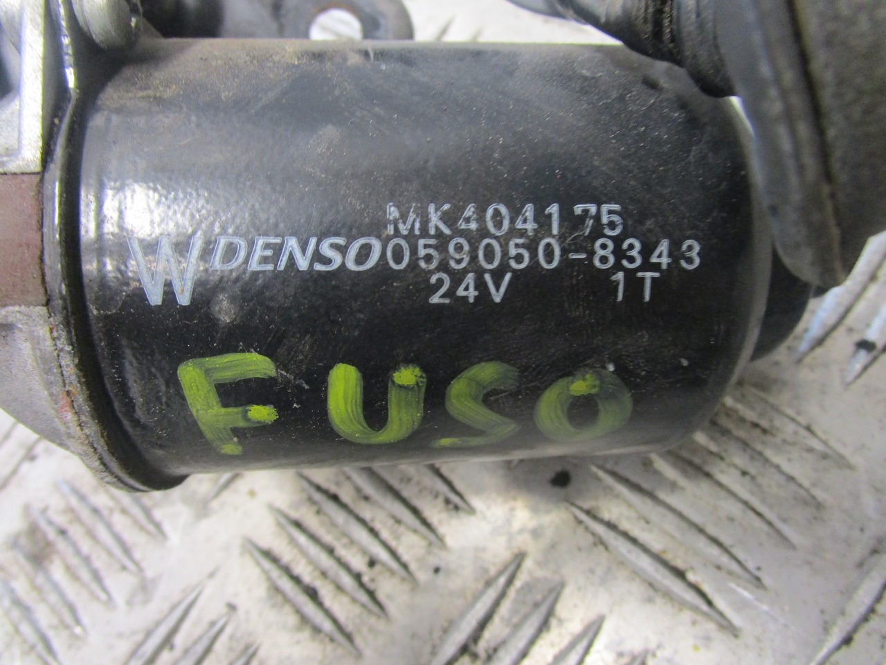 MITSUBISHI FUSO WIPER MOTOR P/NO MK404175 - Cabine e interior para Camião: foto 2 MITSUBISHI FUSO WIPER MOTOR P/NO MK404175 - Cabine e interior para Camião: foto 2