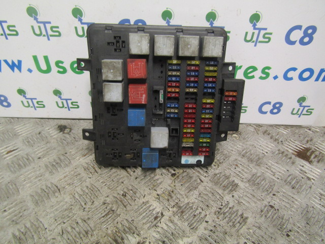 RENAULT MIDLUM DCI FUSE BAORD P/NO 5010516886/B - Sistema elétrico para Camião: foto 1 RENAULT MIDLUM DCI FUSE BAORD P/NO 5010516886/B - Sistema elétrico para Camião: foto 1
