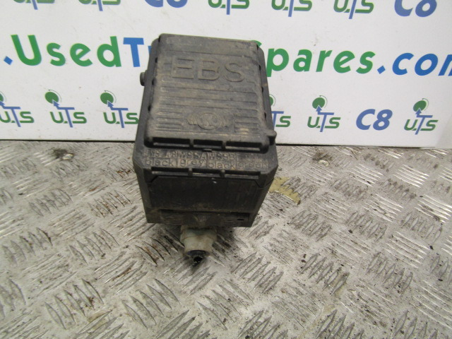 RENAULT MIDLUM DXI EBS BRAKE VALVE ‘KNORR-BREMSE’ P/NO - Peças de freio para Camião: foto 1 RENAULT MIDLUM DXI EBS BRAKE VALVE ‘KNORR-BREMSE’ P/NO - Peças de freio para Camião: foto 1