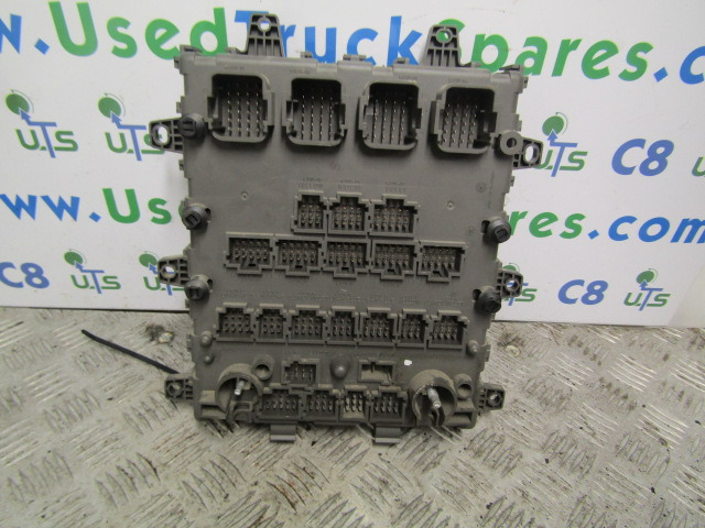 RENAULT MIDLUM DXI FUSE BOARD P/NO 7421169993-01 - Sistema elétrico para Camião: foto 2 RENAULT MIDLUM DXI FUSE BOARD P/NO 7421169993-01 - Sistema elétrico para Camião: foto 2