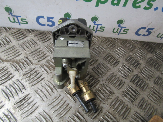VOLVO FE HAND BRAKE CONTROL UNIT WABCO 20763929 - Sistema elétrico para Camião: foto 2 VOLVO FE HAND BRAKE CONTROL UNIT WABCO 20763929 - Sistema elétrico para Camião: foto 2