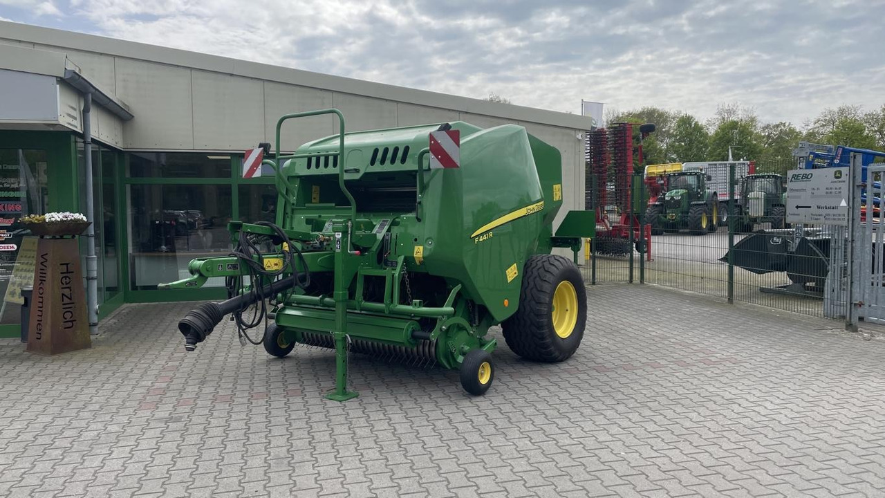 John Deere RUNDBALLENPRESSE F441R - Empacotador de fardos: foto 1 John Deere RUNDBALLENPRESSE F441R - Empacotador de fardos: foto 1