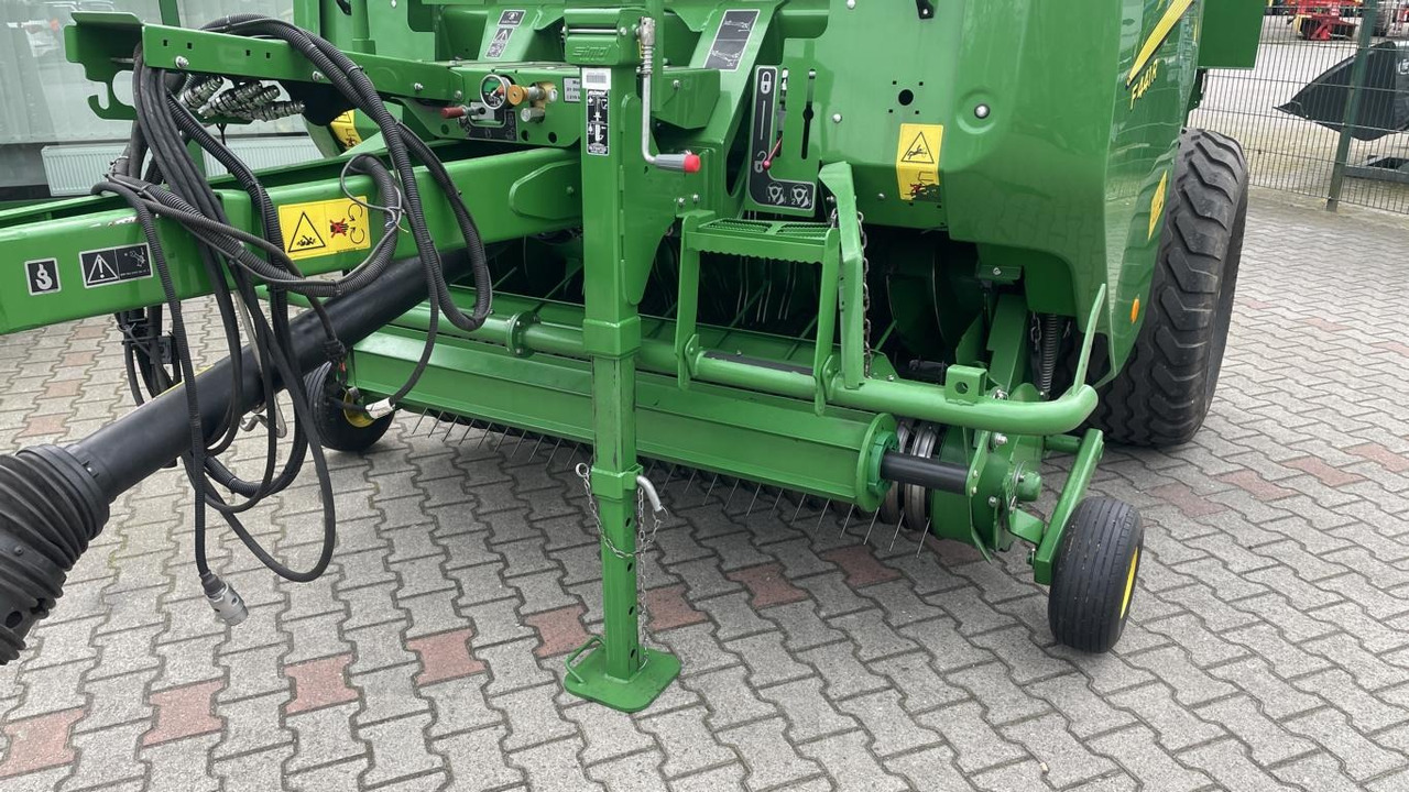 John Deere RUNDBALLENPRESSE F441R - Empacotador de fardos: foto 2 John Deere RUNDBALLENPRESSE F441R - Empacotador de fardos: foto 2