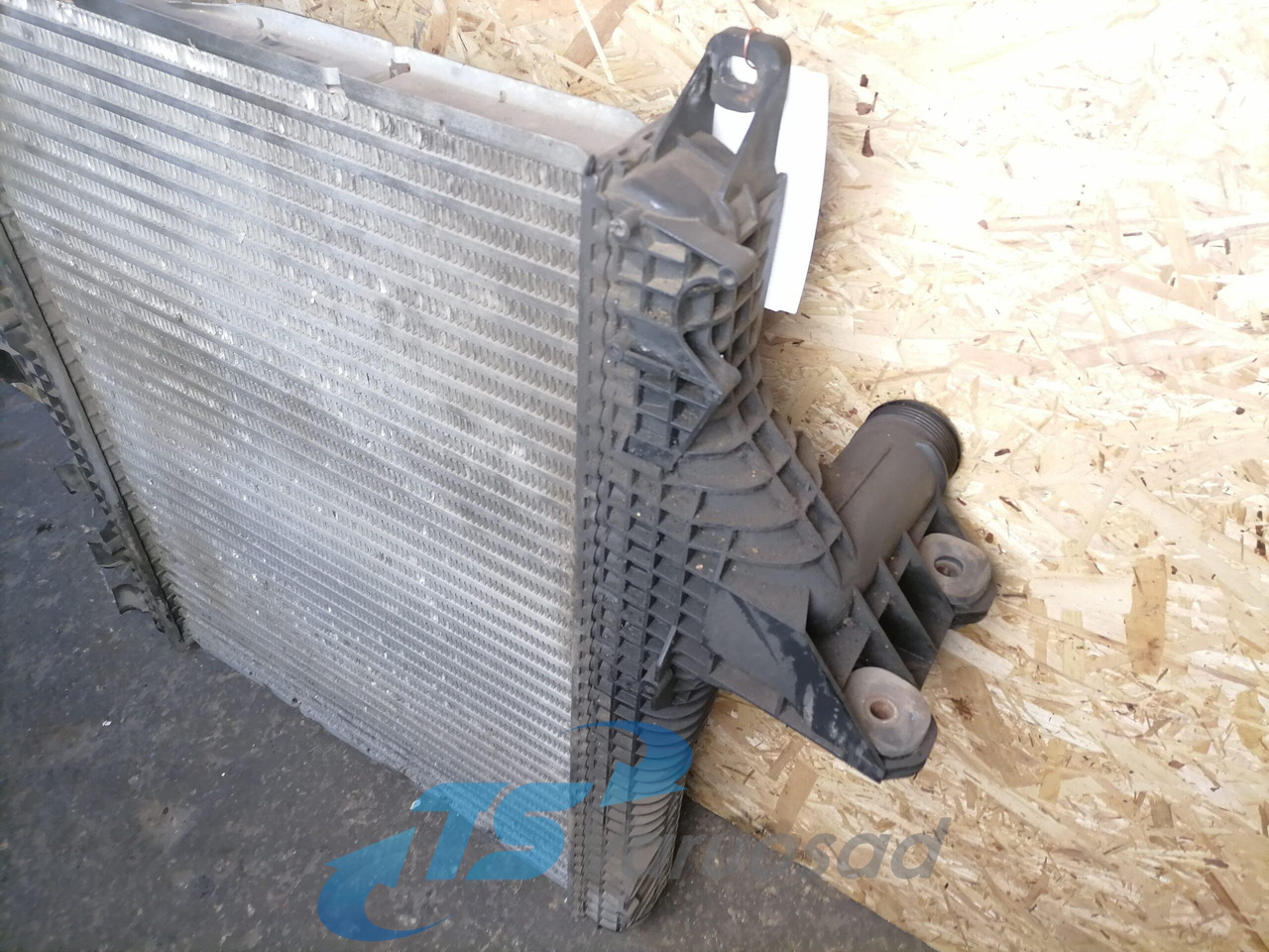 MAN Intercooler radiator 81061006556 - Intercooler para Camião: foto 3 MAN Intercooler radiator 81061006556 - Intercooler para Camião: foto 3