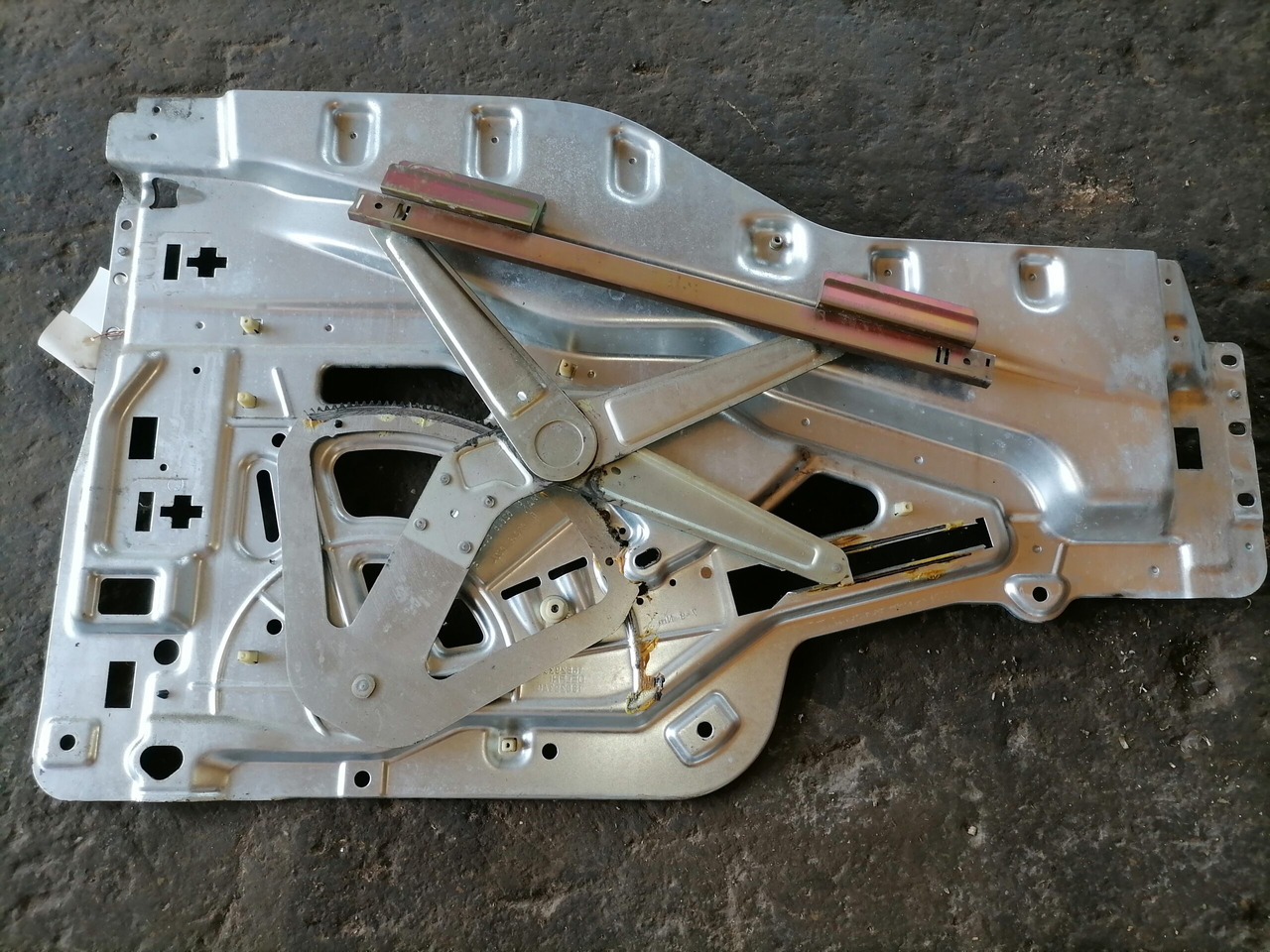 MAN Side window lifting mechanism 81626456034 - Vidro e peças para Camião: foto 2 MAN Side window lifting mechanism 81626456034 - Vidro e peças para Camião: foto 2