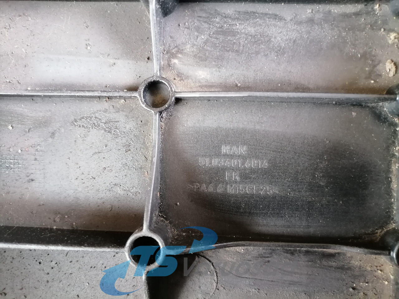 MAN Valve cover 51034016014 - Cabeça do motor para Camião: foto 3 MAN Valve cover 51034016014 - Cabeça do motor para Camião: foto 3