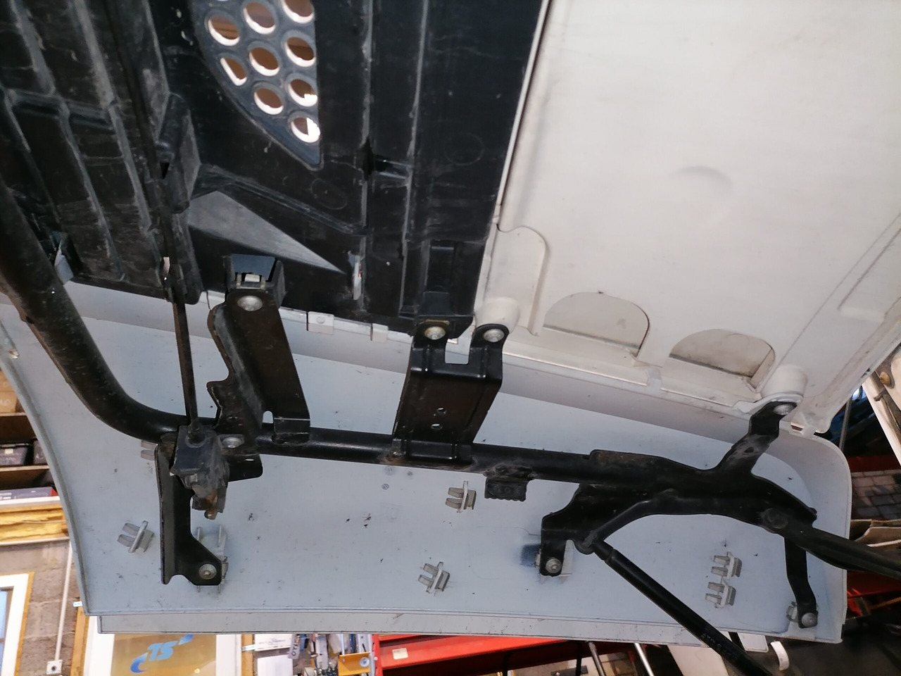 Mercedes-Benz Iluvõre A9607500409 - Grade radiador para Camião: foto 3 Mercedes-Benz Iluvõre A9607500409 - Grade radiador para Camião: foto 3