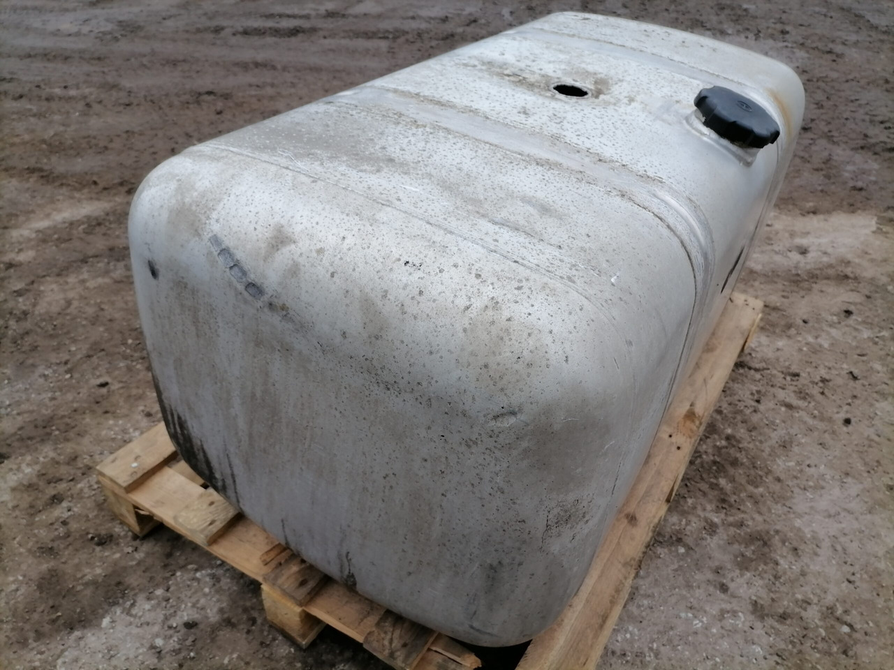 Mercedes-Benz Kütusepaak 390L A9604701303 - Tanque de combustível para Camião: foto 4 Mercedes-Benz Kütusepaak 390L A9604701303 - Tanque de combustível para Camião: foto 4