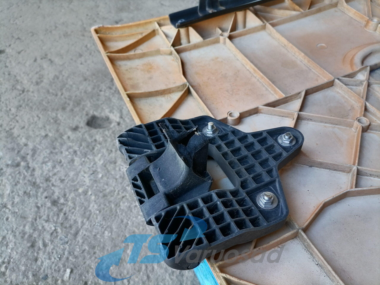Renault Iluvõre 5010301618 - Grade radiador para Camião: foto 5 Renault Iluvõre 5010301618 - Grade radiador para Camião: foto 5