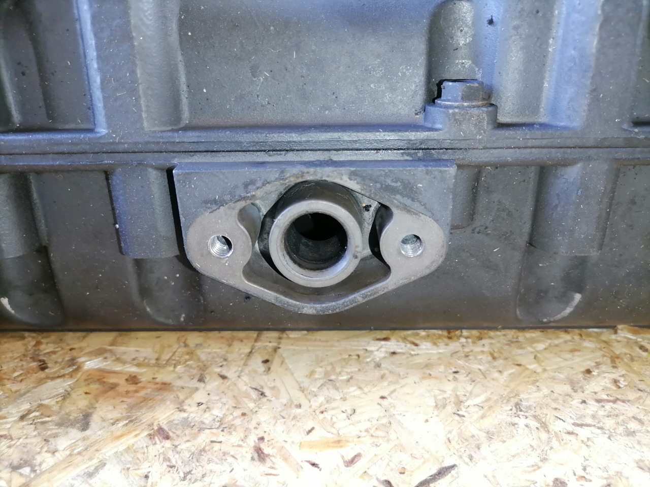 Scania Intake mainfold 1493717 - Coletor de admissão para Camião: foto 4 Scania Intake mainfold 1493717 - Coletor de admissão para Camião: foto 4
