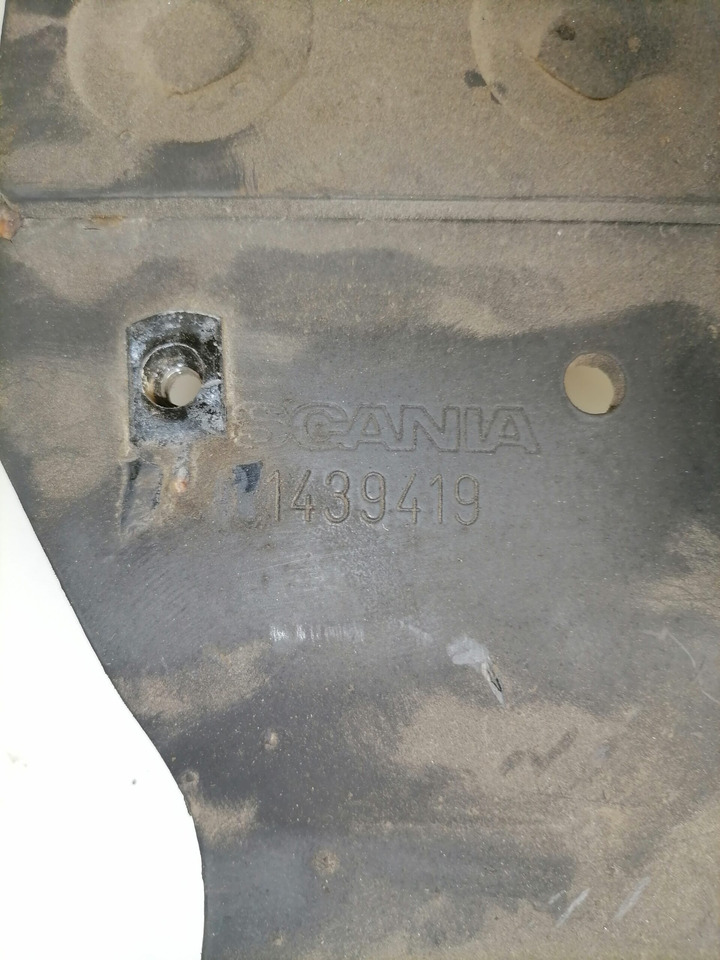 Scania Muffler carrier 1439419 - Silenciador para Camião: foto 2 Scania Muffler carrier 1439419 - Silenciador para Camião: foto 2