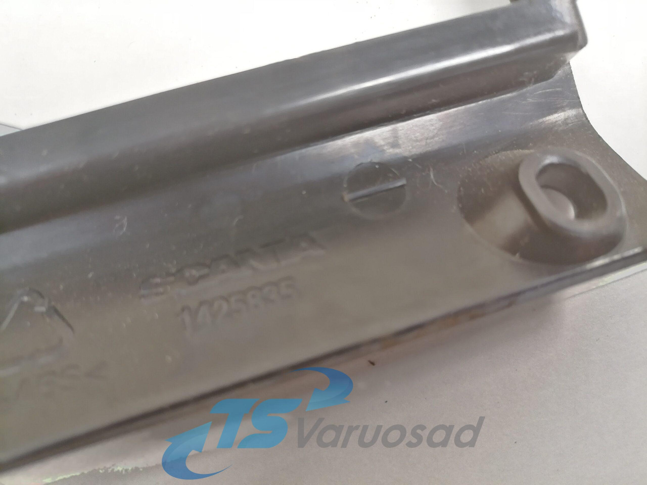 Scania Plastic cover 1425835 - Peça universal para Camião: foto 3 Scania Plastic cover 1425835 - Peça universal para Camião: foto 3