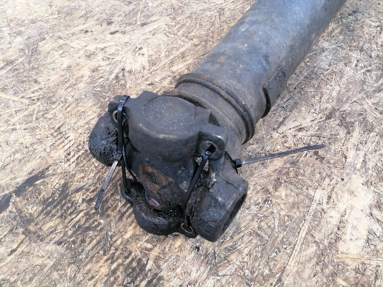 Scania Propeller shaft 1758402 - Veio de transmissão para Camião: foto 5 Scania Propeller shaft 1758402 - Veio de transmissão para Camião: foto 5