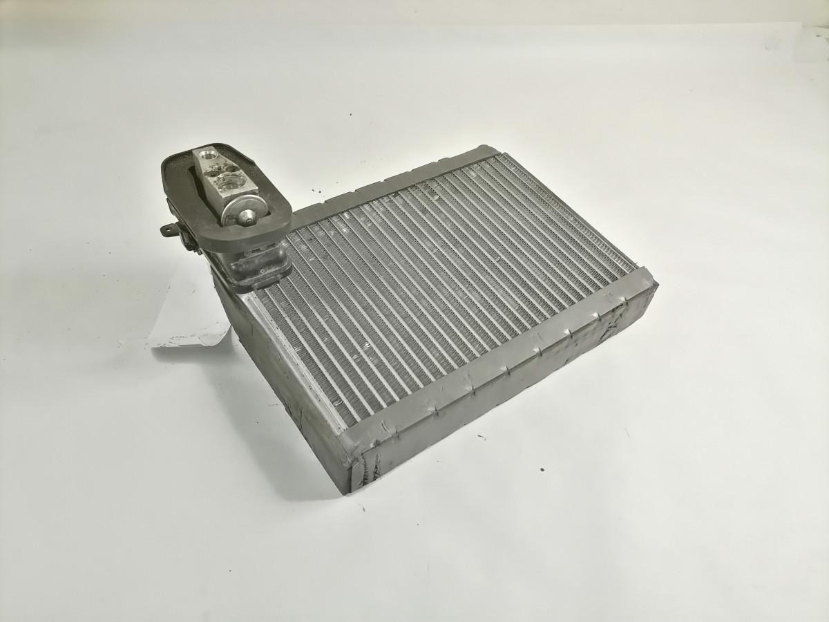 Scania Salongi kliima radiaator 2879041 - Peça universal para Camião: foto 2 Scania Salongi kliima radiaator 2879041 - Peça universal para Camião: foto 2