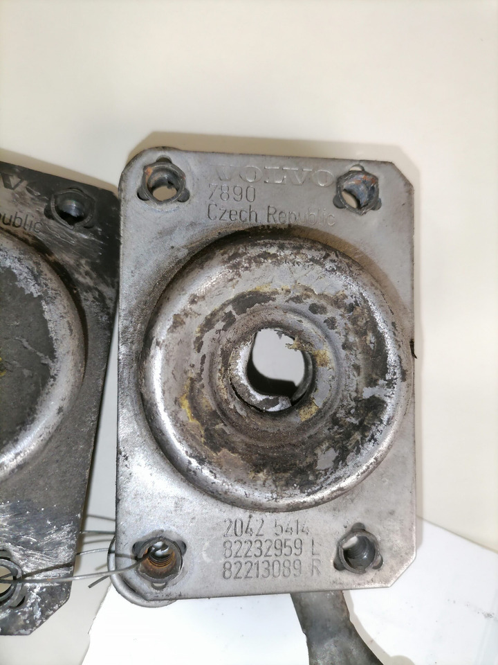 Volvo Iluvõre lukk 82232959 - Grade radiador para Camião: foto 2 Volvo Iluvõre lukk 82232959 - Grade radiador para Camião: foto 2