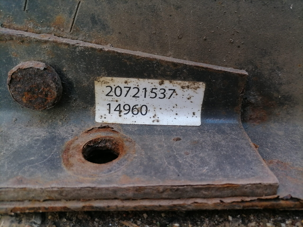 Volvo Kütusepaagi kandur, Volvo 20721537 - Tanque de combustível para Camião: foto 2 Volvo Kütusepaagi kandur, Volvo 20721537 - Tanque de combustível para Camião: foto 2