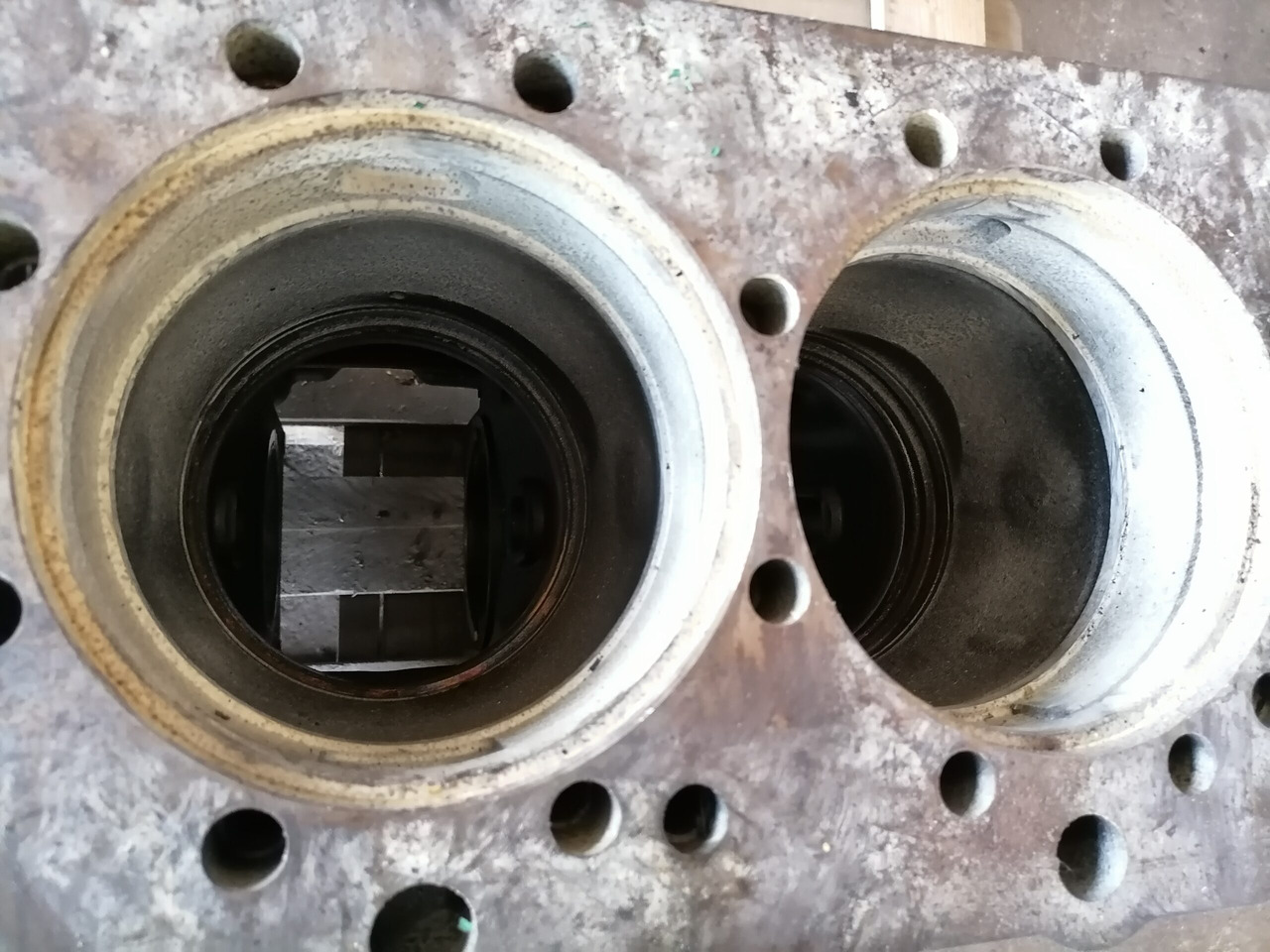 Volvo Mootoriplokk Volvo D13K420 1002133 - Motor e peças para Camião: foto 4 Volvo Mootoriplokk Volvo D13K420 1002133 - Motor e peças para Camião: foto 4