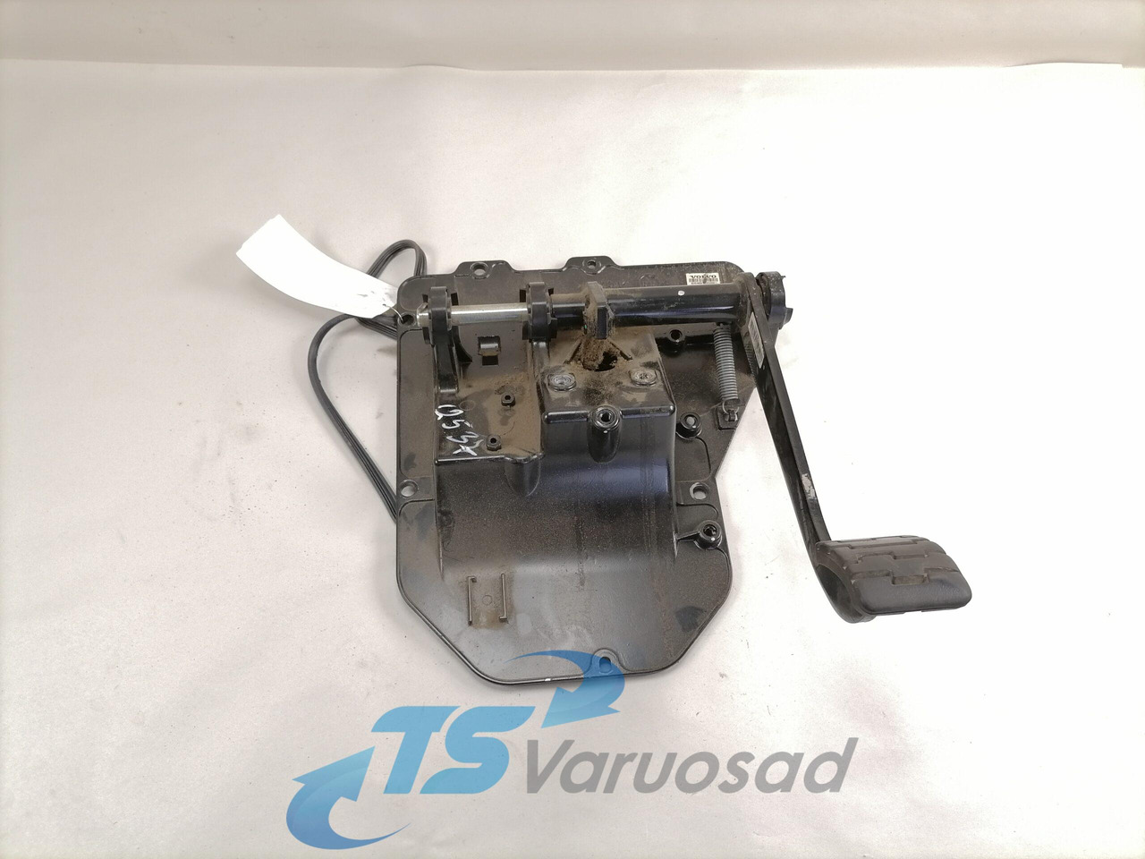 Volvo Pedaalide kandur 82424669 - Sistema de combustível para Camião: foto 1 Volvo Pedaalide kandur 82424669 - Sistema de combustível para Camião: foto 1