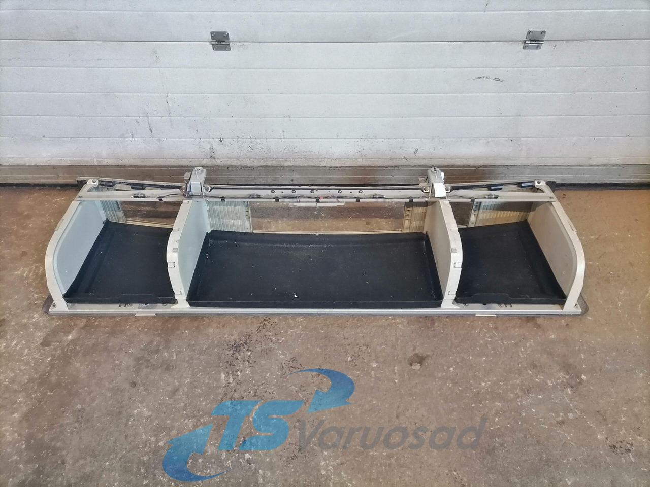 Volvo Salongi ülemine panipaik 82882811 - Peça universal para Camião: foto 4 Volvo Salongi ülemine panipaik 82882811 - Peça universal para Camião: foto 4