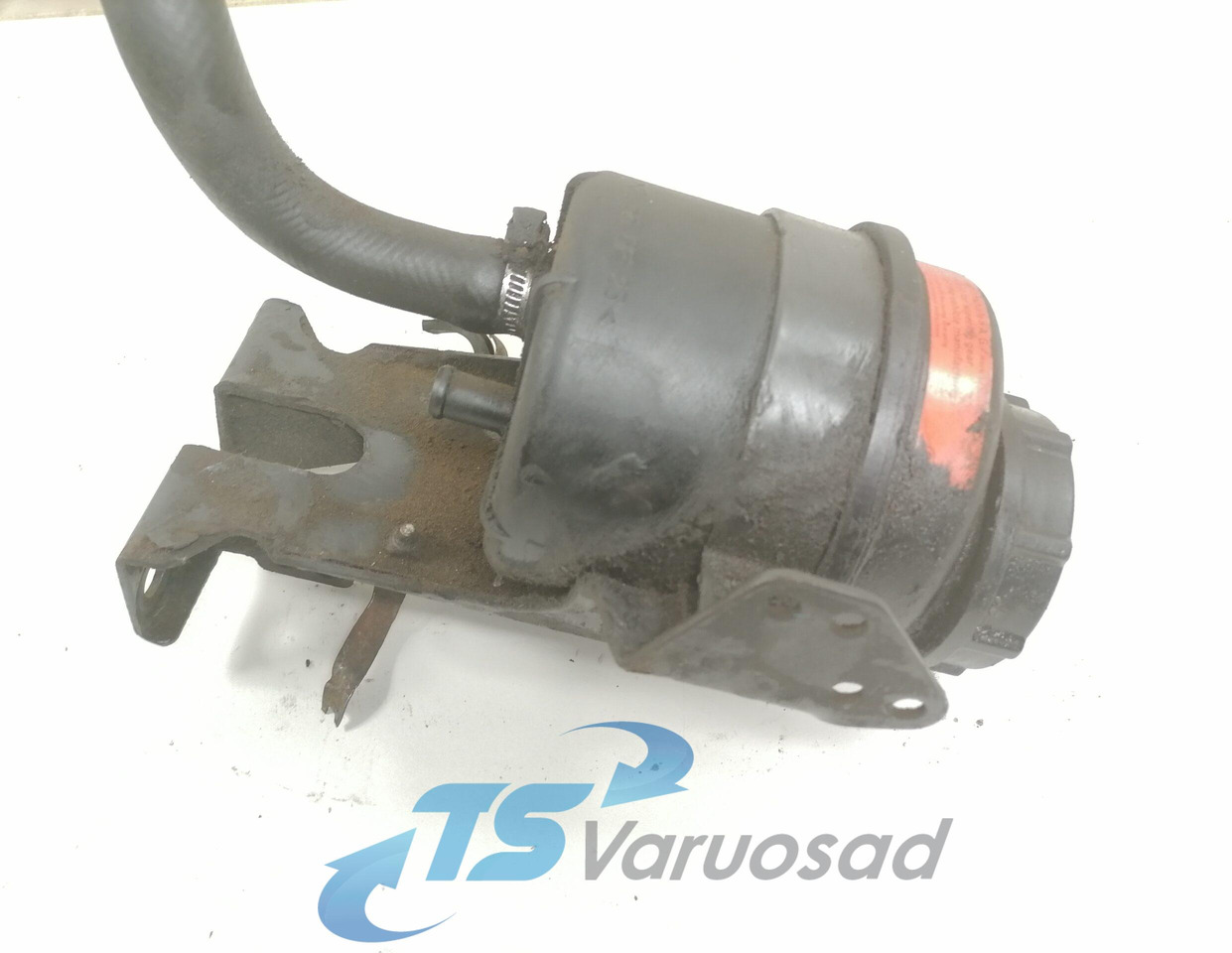 Volvo Steering oil tank+ bracket 20495075 - Mangueira de direção para Camião: foto 1 Volvo Steering oil tank+ bracket 20495075 - Mangueira de direção para Camião: foto 1