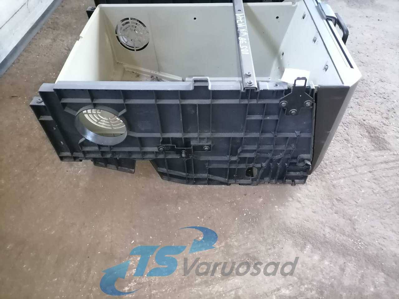 Volvo Voodialune panipaik 82174070 - Peça universal para Camião: foto 4 Volvo Voodialune panipaik 82174070 - Peça universal para Camião: foto 4