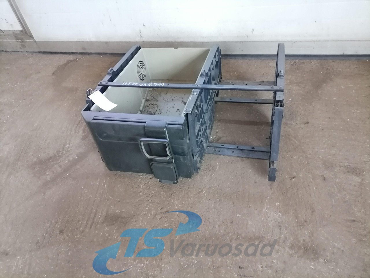 Volvo Voodialune panipaik 82174070 - Peça universal para Camião: foto 1 Volvo Voodialune panipaik 82174070 - Peça universal para Camião: foto 1