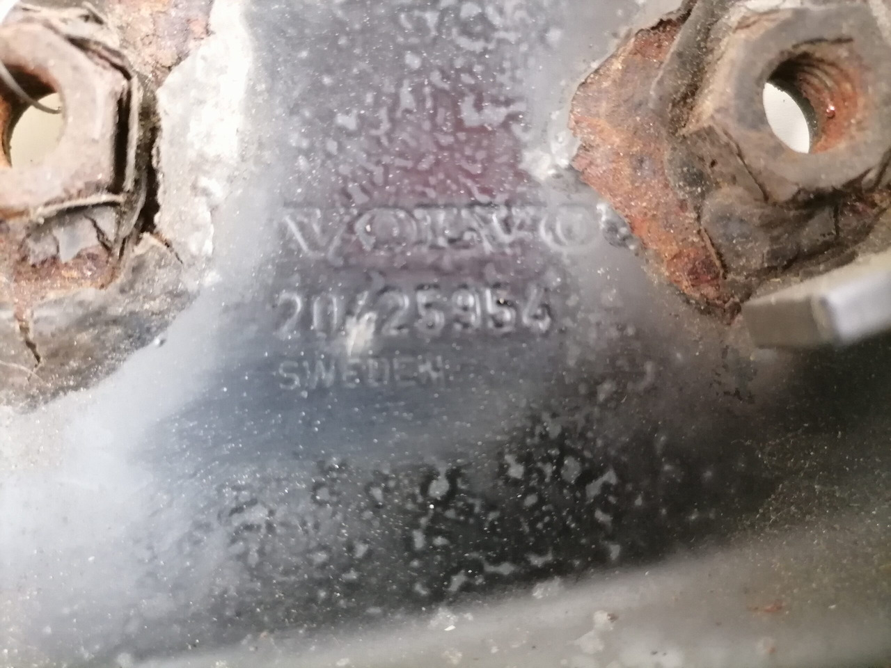 Volvo lower grille carrier hinge 20425954 - Grade radiador para Camião: foto 4 Volvo lower grille carrier hinge 20425954 - Grade radiador para Camião: foto 4