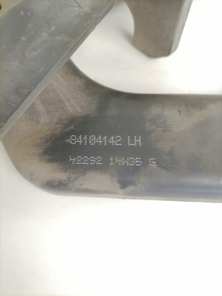 Volvo lower grille carrier hinge 84104142 - Grade radiador para Camião: foto 2 Volvo lower grille carrier hinge 84104142 - Grade radiador para Camião: foto 2