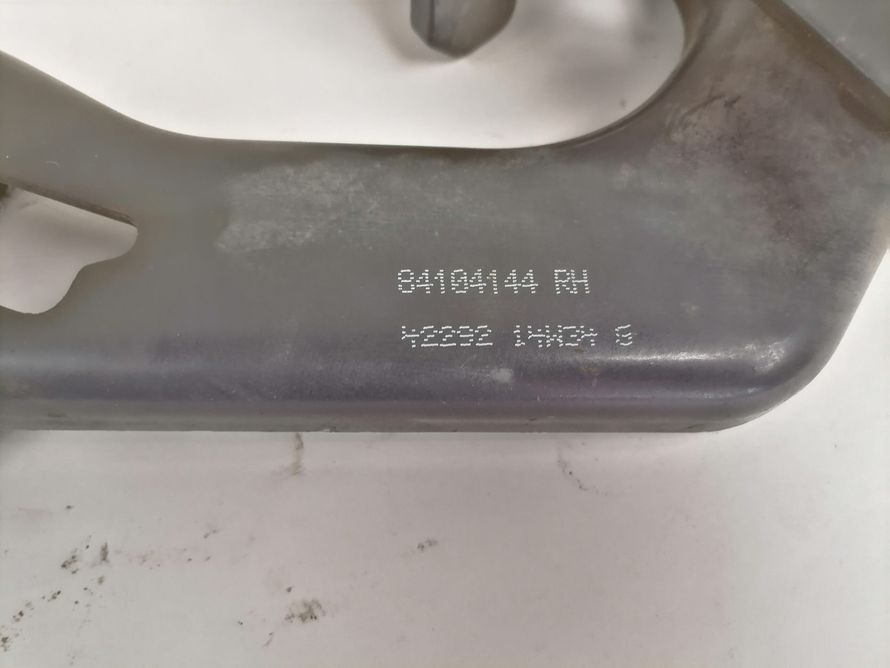 Volvo lower grille carrier hinge 84104144 - Grade radiador para Camião: foto 3 Volvo lower grille carrier hinge 84104144 - Grade radiador para Camião: foto 3