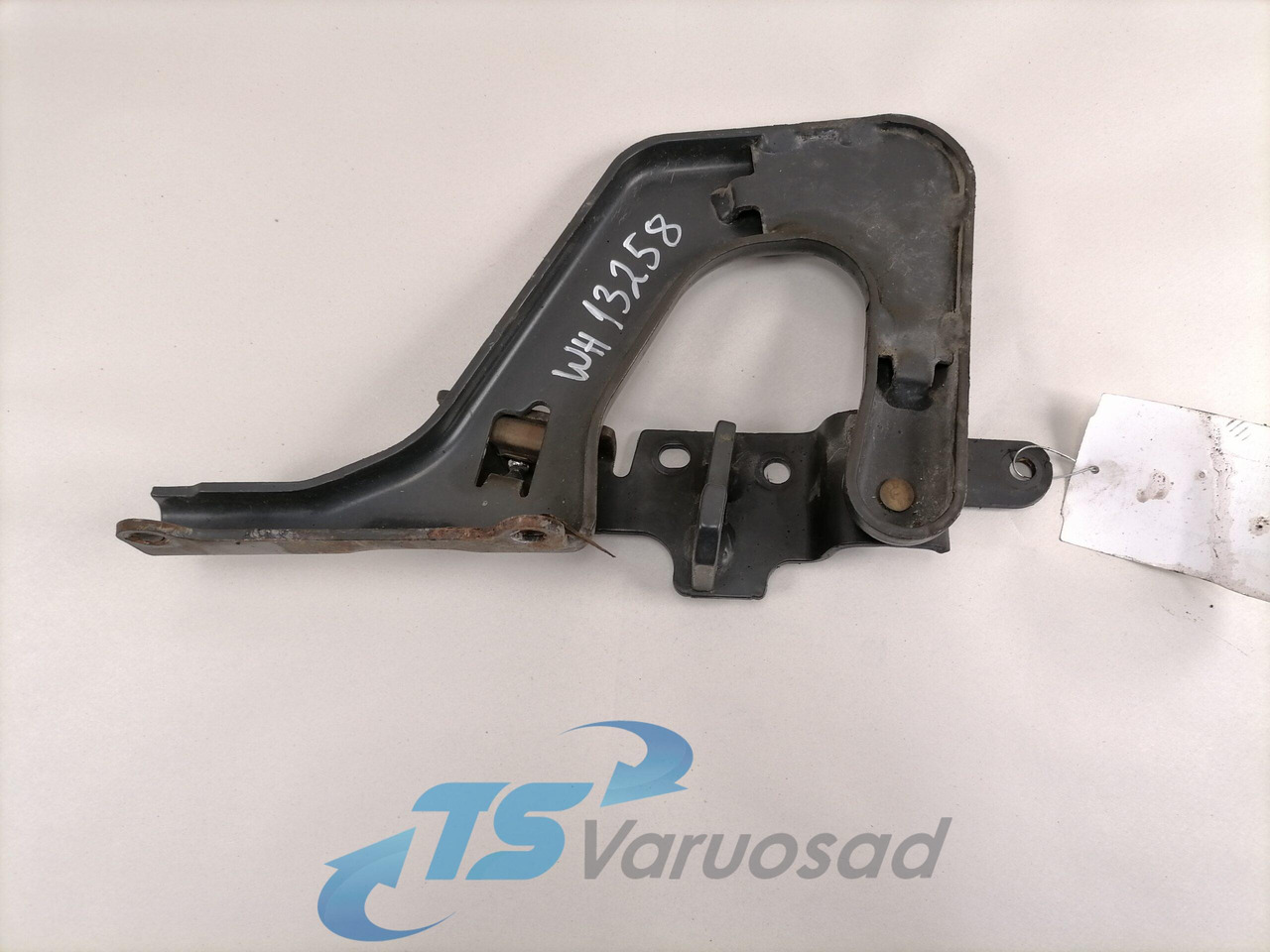 Volvo lower grille carrier hinge 84104144 - Grade radiador para Camião: foto 3 Volvo lower grille carrier hinge 84104144 - Grade radiador para Camião: foto 3