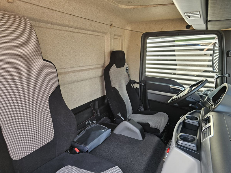 Camião de lona MAN TGM 26.320 / 6x2-4 / LBW / 6000kg TAIL LIFT: foto 12