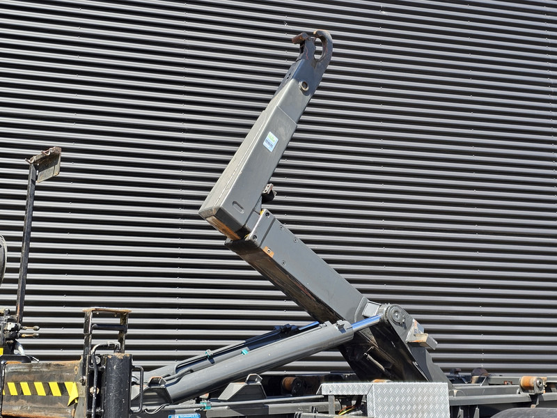 Mercedes-Benz AXOR 1823 4X4 / FASSI CRANE + HOOKLIFT / SPRING SUSPENSION - Camião polibenne, Camião grua: foto 4 Mercedes-Benz AXOR 1823 4X4 / FASSI CRANE + HOOKLIFT / SPRING SUSPENSION - Camião polibenne, Camião grua: foto 4