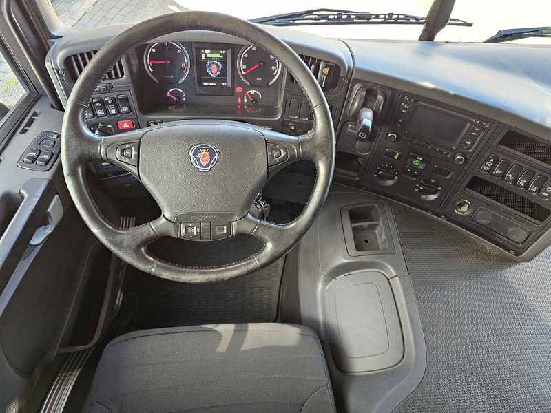 Fotografia de interior 1: Camião grua Scania P320 4x2 / PALFINGER 14 t/m - 14.6 mtr.